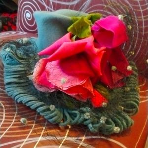 Lady's hat w/wial antique very rare felt with flowers 1920s in great condition